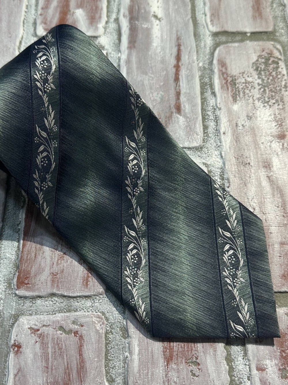 Le Cravatte Roberta di Camerino Italy 100% Silk Grey Diagonal Striped Floral Tie